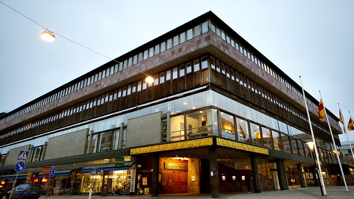 Medborgarhusets fasad med ingång till Hjalmar Bergmanteatern. Foto: Kicki Nilsson.