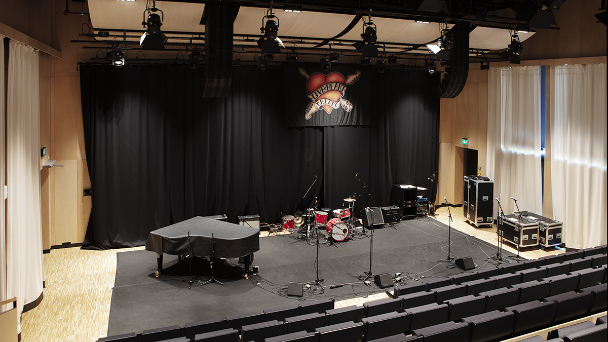 Akustiken möblerad för akustisk konsert. Foto: Karin Wilkens.