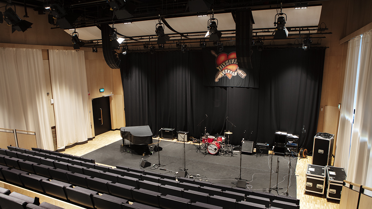 Akustiken möblerad för akustisk konsert. Foto: Karin Wilkens.