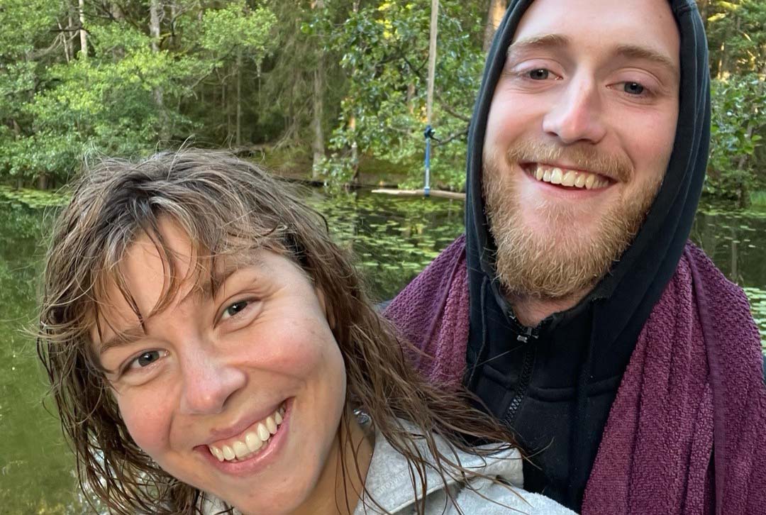 Fotografi på två glada personer i en skog