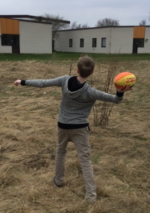 Pojke kastar amerikansk fotboll