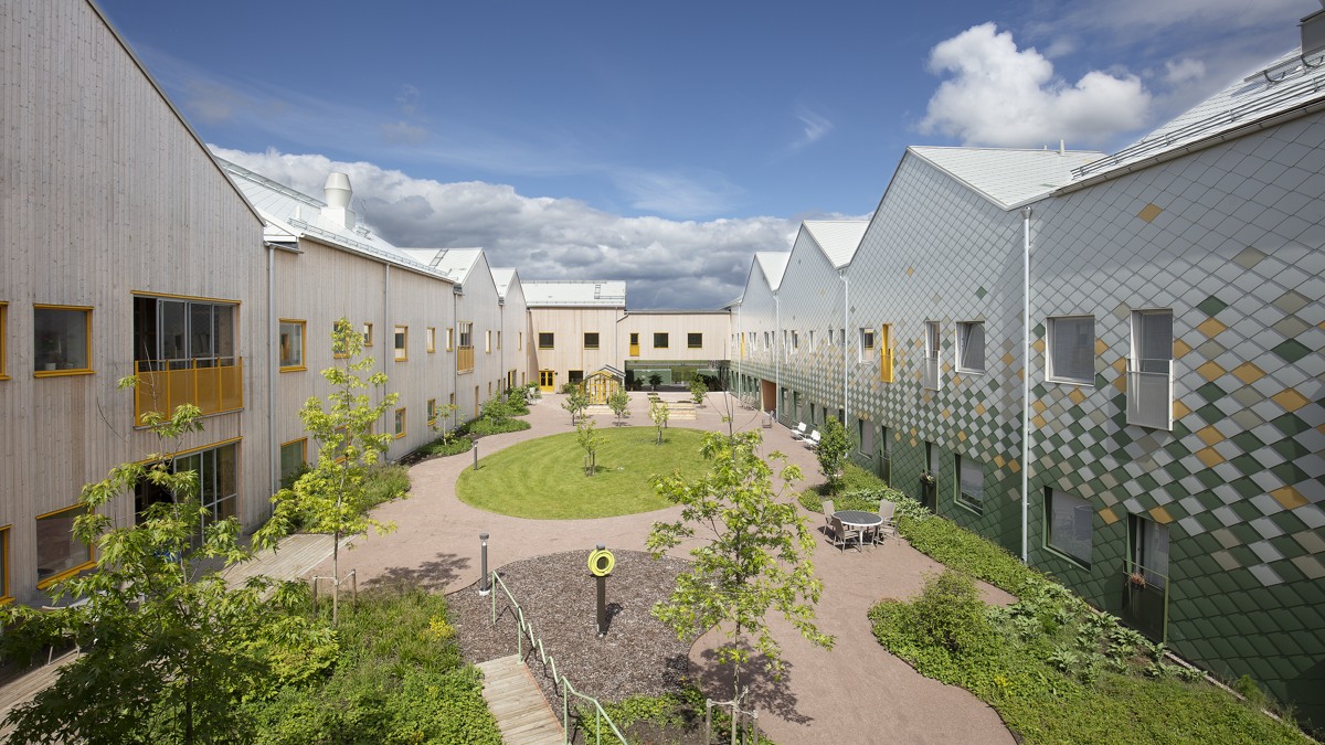 Innergården till en byggnad med en grön gräsmatta.