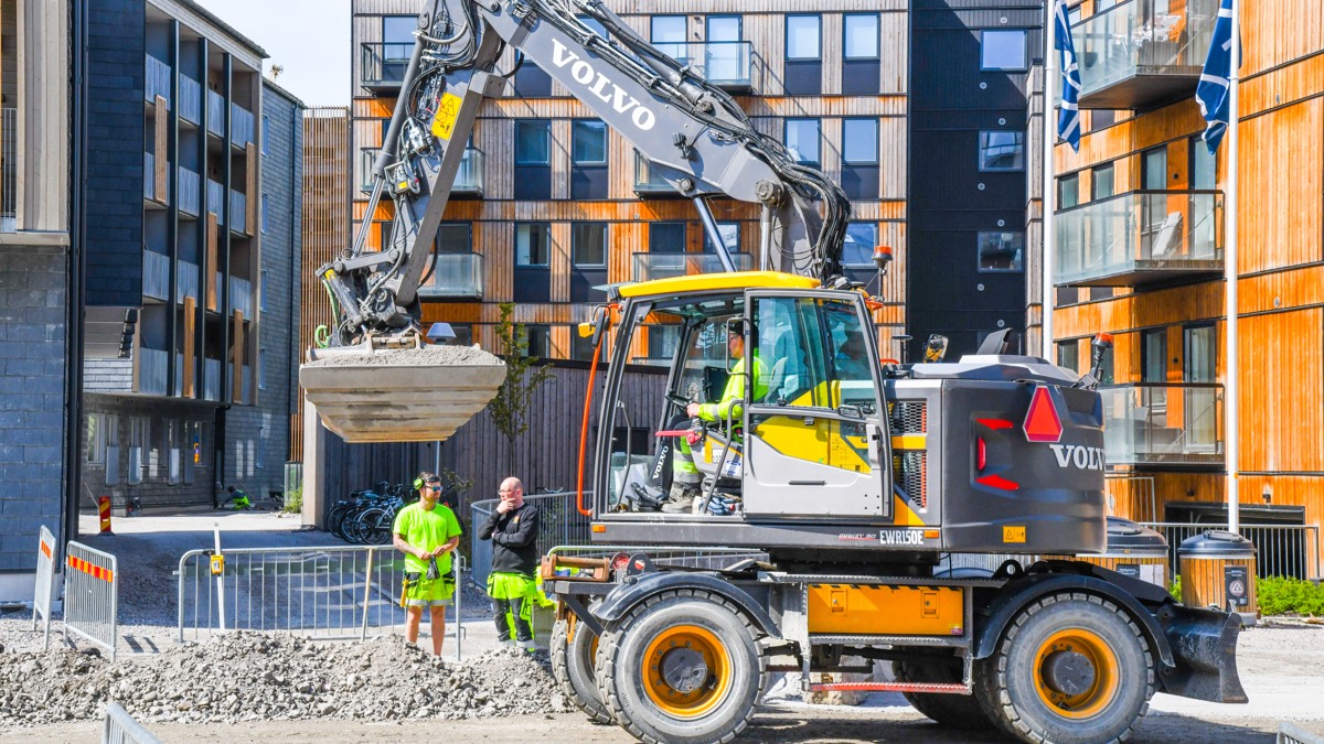 En traktor står parkerad framför en byggnad.
