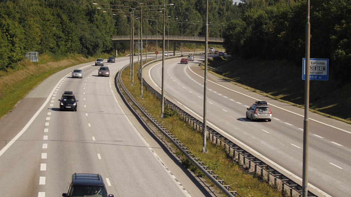 En motorväg med en bilar.