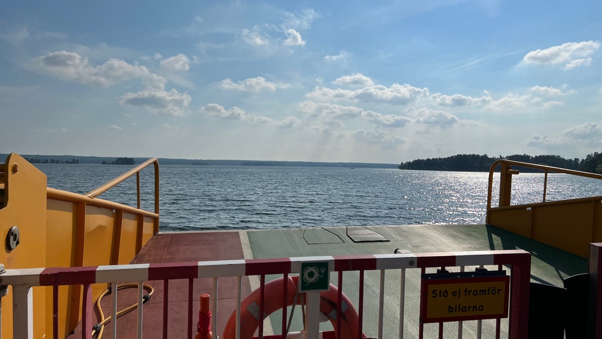 En utsikt över havet från en färjebåt.