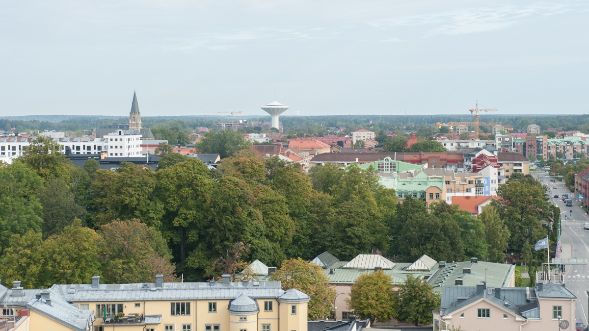 En utsikt över en stad med många höga byggnader.