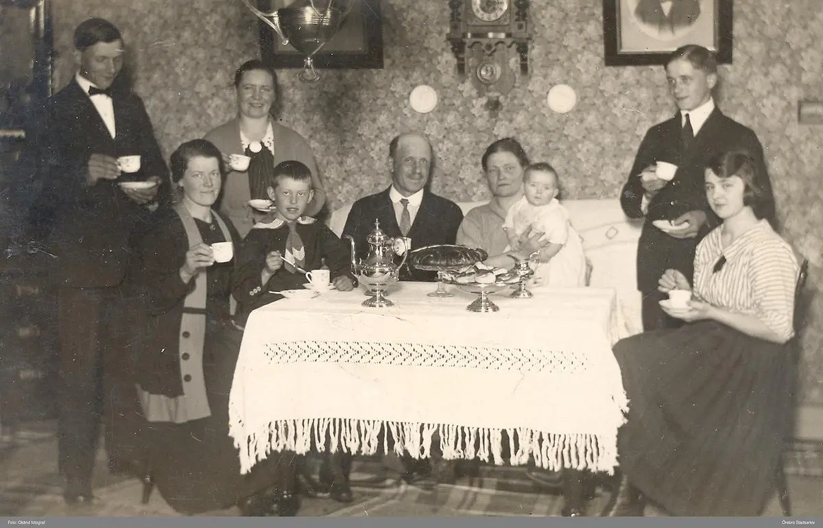 Familj vid kaffebord
