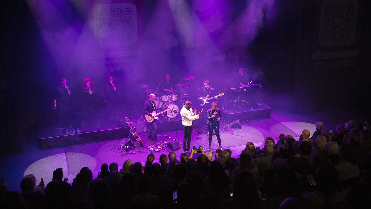 Konsert i Volymen med Gladys del Pilar och Boris Rene för sittande publik med full gradäng. Foto: Karin Wilkens.
