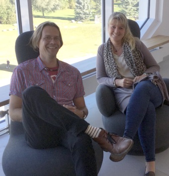 Anders och Anna sitter på två stolar