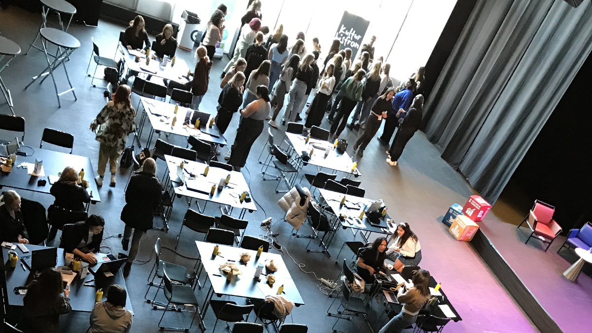 Möte med mat och mingel i Volymen. Foto: Eva Palmér.