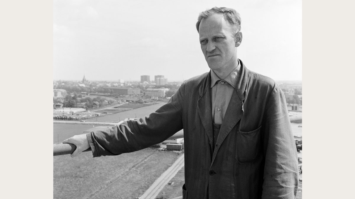 Man vid industriområde Aspholmen, 1964. Bild Unvér, Järnvägsmuseet.