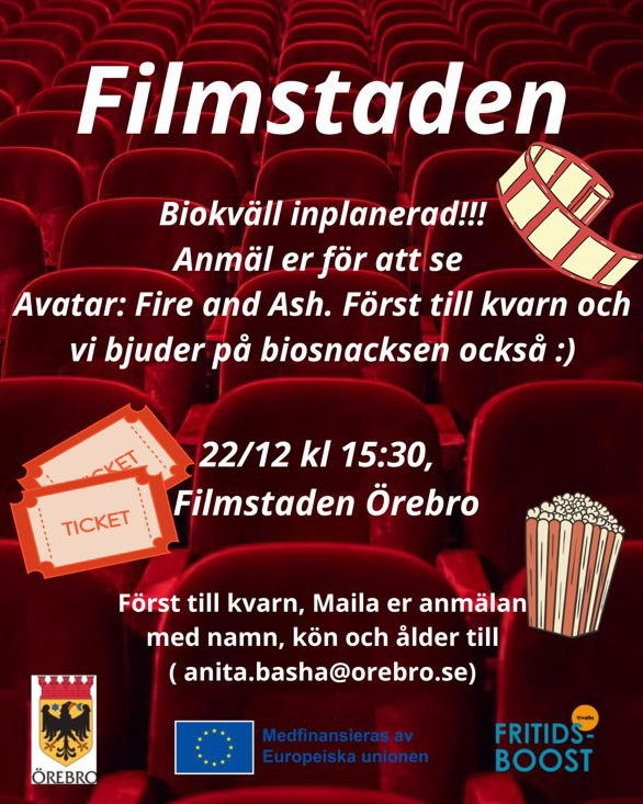 en affisch över biokväll. I bakgrunden biostolar