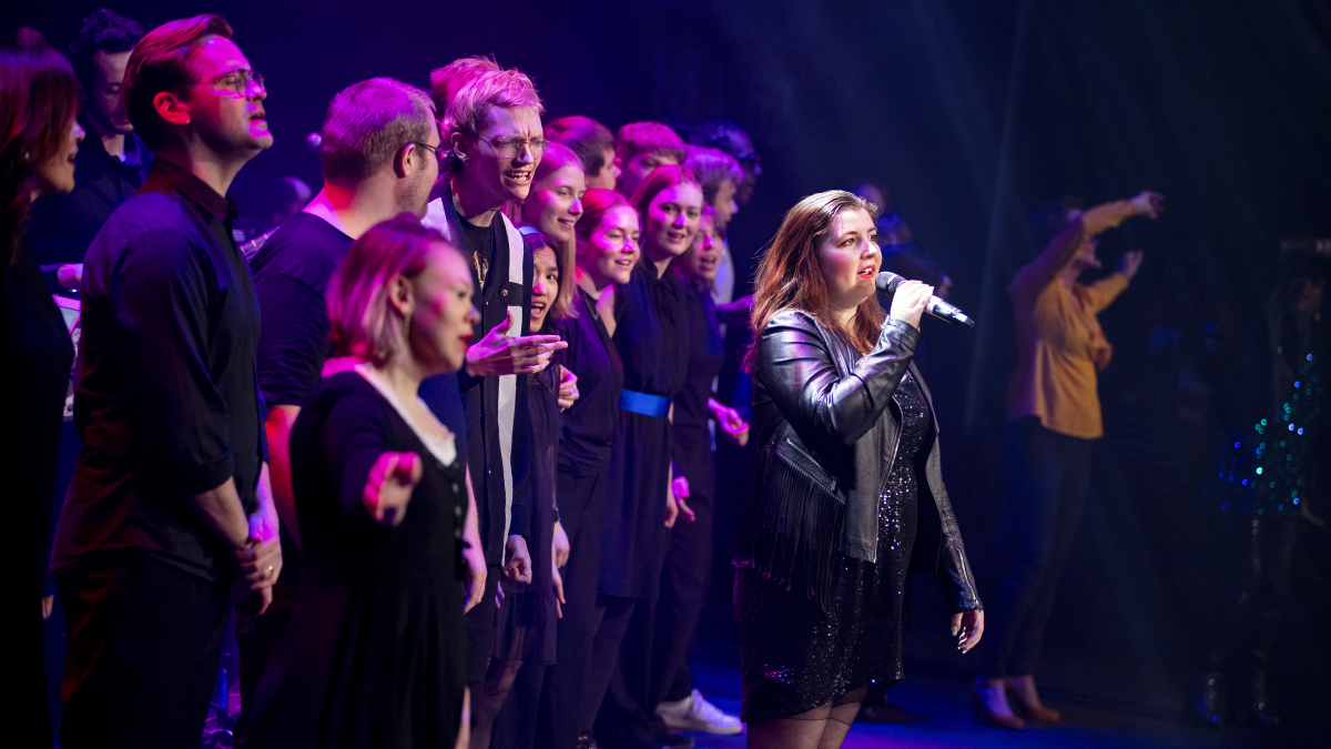 Frida Gelin avslutade konserten med "Imagine" tillsammans med Funkis Bro och Karolinskas Kammarkör. René. Foto: Karin Foberg.