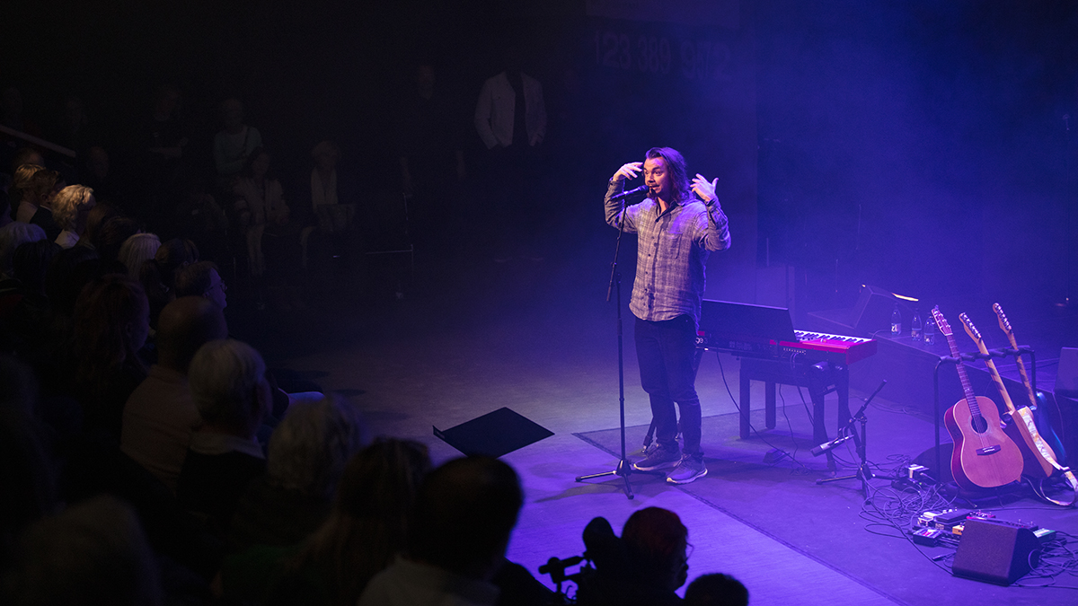 Emil Jensen körde både spoken word och en låt. Foto: Karin Foberg.