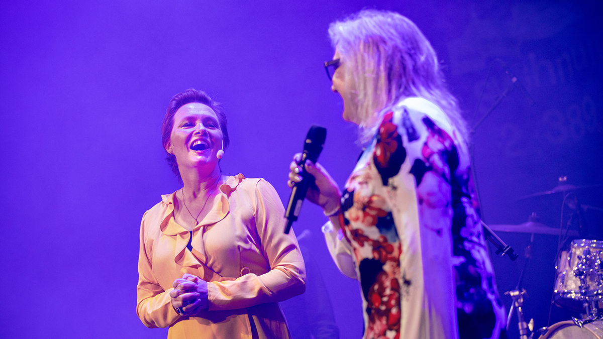 Marie Kühler Flack intervjuar Johanna Ronström från Röda Korset. Karin Foberg.