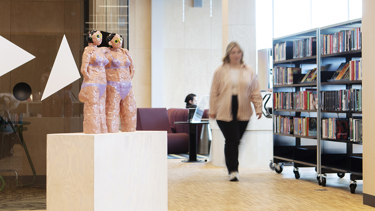 Amy Worall ”BFF forever” Skulptur i keramik. Foto: Karin Wilkens.