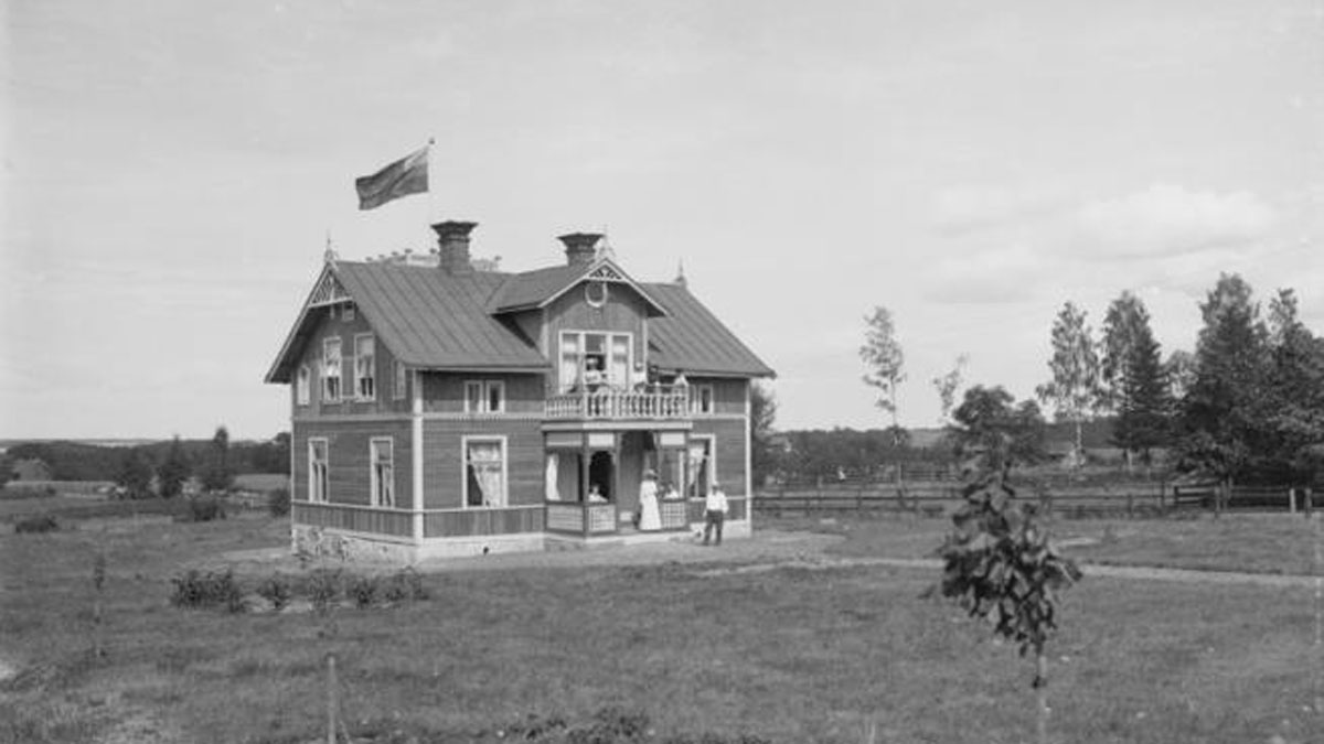 Gula villan/handlare Nordkvist villa vid sekelskiftet omgiven av ett öppet landskap. Örebro Läns museum, foto Samuel Lindskog.