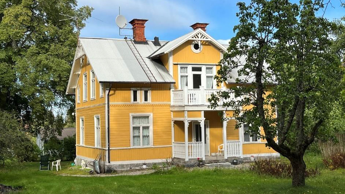 Gula Villan idag, omgiven av tätare vegetation och i nära anslutning till riksväg 52. Byggnaden är i stort bevarad i ursprungligt utförande.