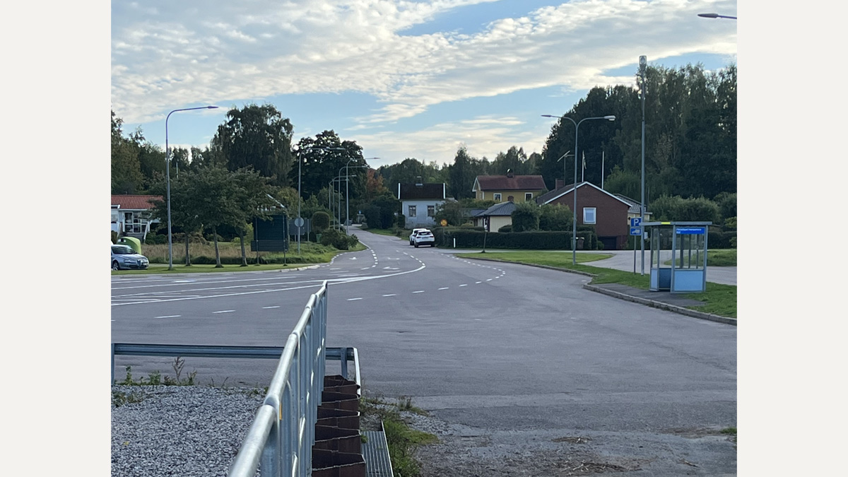 Hamnområdet i samma riktning som tidigare bild. Modernare bebyggelse och vegetation bryter av de tidigare öppna siktlinjerna, men gårdsbyggnaderna i fonden finns fortfarande kvar.
