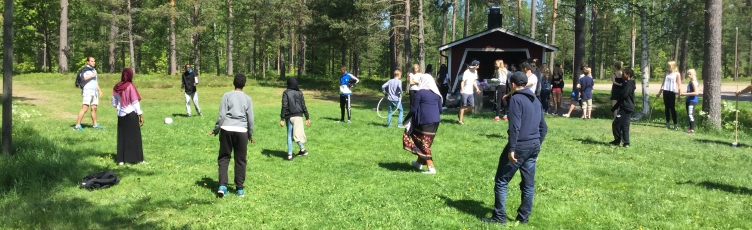 Ungdomar spelar fotboll