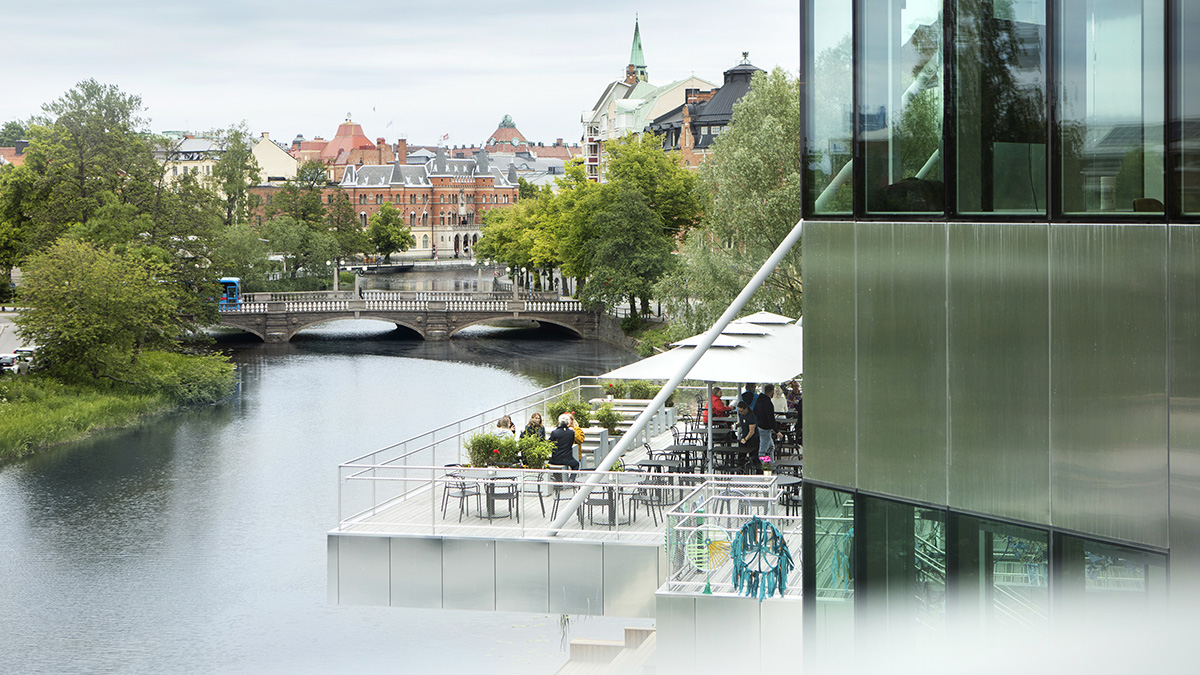 Akustiken har egen utgång till terrassen. Foto: Karin Wilkens.