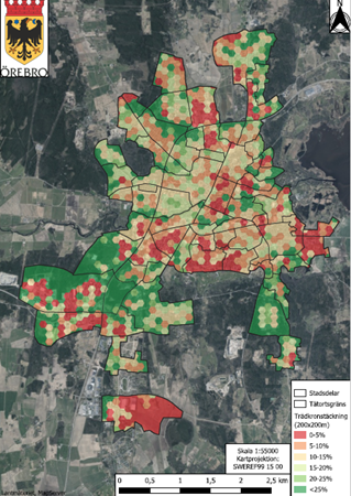 Karta över Örebro kommun med färgkodade hexagoner som visar trädkronstäckning år 2023. Gröna områden har hög täckning (>25 %), medan röda områden har låg täckning (0–5 %). Mellanfärger representerar nivåer mellan dessa. Kartan innehåller stadsdelsgränser, tätortsgräns och en legend längst ned till höger med fem kategorier: 0–5 %, 5–10 %, 10–15 %, 15–20 %, 20–25 %, >25 %. Skala 1:50 000 visas längst ned.