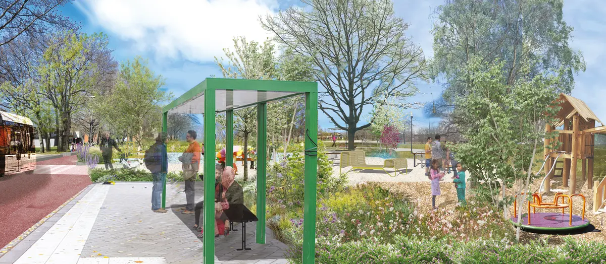 Bilden visar en livlig parkscen med olika element. I förgrunden finns ett grönt busshållplats-skydd där människor sitter och står. Till höger finns en lekplats med utrustning som en karusell och klätterstrukturer. Bakgrunden har frodig grönska, träd och blommande blommor. Det finns också människor som promenerar längs en stig på vänster sida av bilden, som löper parallellt med en väg där en buss är synlig. Himlen är blå med några utspridda moln.