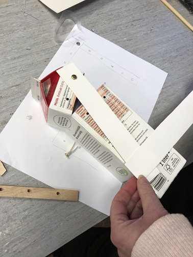 någon bygger något av ett mjölkpaket