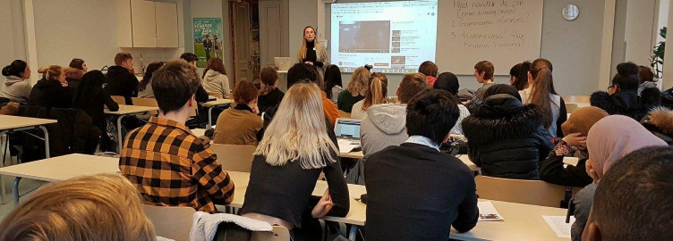 Lärare undervisar i klassrum