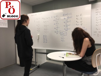 Elever framför vita tavlan