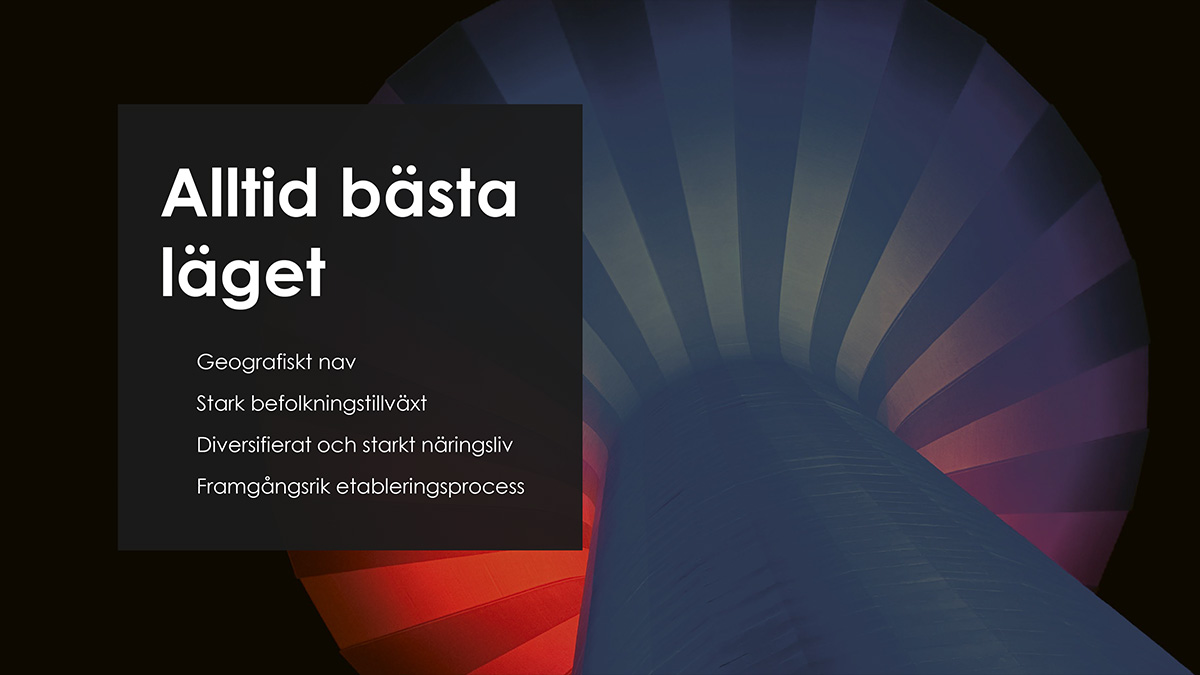 Textbild med budskapet "Alltid bästa läget" och en lista över fördelar såsom geografiskt nav, stark befolkningstillväxt och diversifierat näringsliv. Bakgrunden visar en stiliserad, upplyst struktur i mörka och färgtonade nyanser.