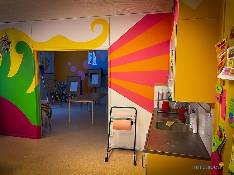 Färgglada väggar och en diskbänk