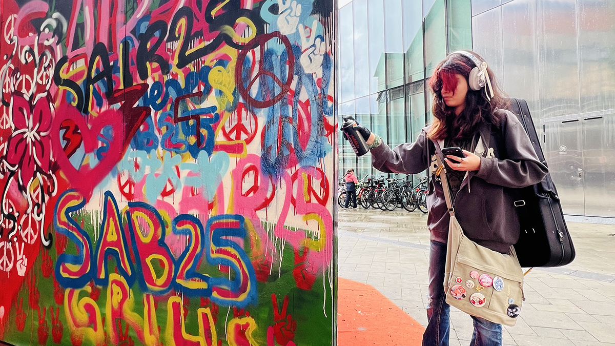 Graffitiväggen på Kulturgården – med workshops för olika åldrar – har varit populär i år! Foto: Karin Wilkens.
