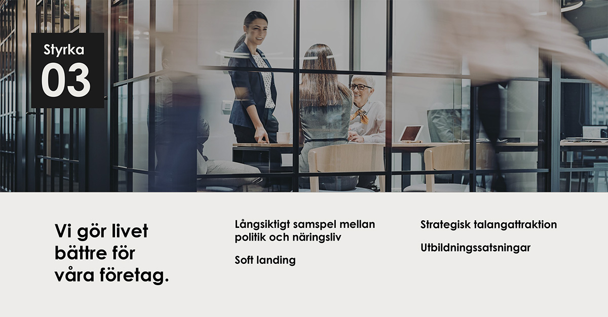 Bilden visar en kontorsmiljö med flera personer som sitter vid ett bord och arbetar. I förgrunden finns texten "Styrka 03" och "Vi gör livet bättre för våra företag." Under denna text finns ytterligare punkter: "Långsiktigt samspel mellan politik och näringsliv," "Soft landing," "Strategisk talangattraktion," och "Utbildningssatsningar."