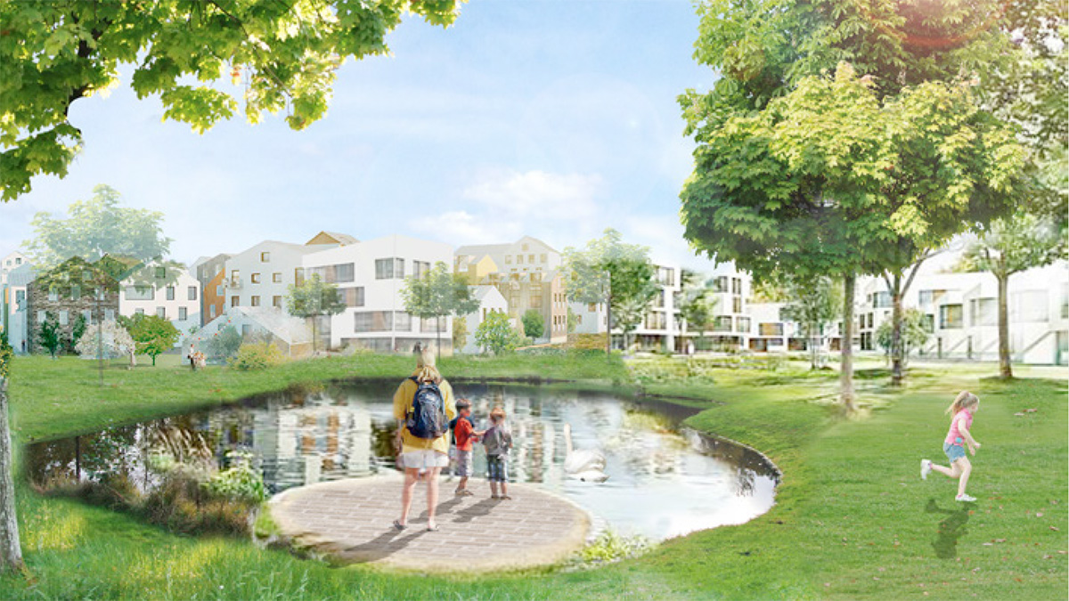 En visionsbild av hur Södra Ladugårdsängen kan se ut. Bilden visar en grön park med träd och en damm i mitten. I förgrunden står en vuxen med två barn på en stenplattform vid dammens kant, medan ett annat barn springer över gräsmattan till höger. I bakgrunden syns moderna flerfamiljshus med vita fasader och stora fönster, omgivna av träd och buskar. Himlen är blå med några lätta moln, vilket ger bilden en ljus och inbjudande atmosfär.