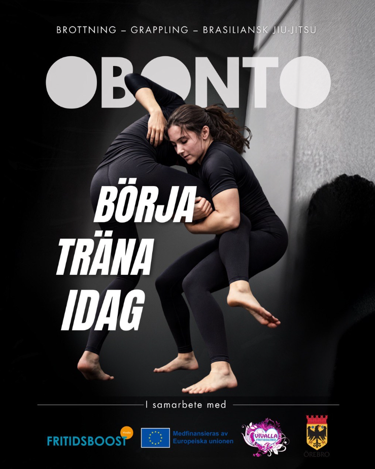 Två tjejer brottas i förgrunden i mörka kläder mot mörk bakgrund. Texten Obonto och börja träna idag står i stor vit text.