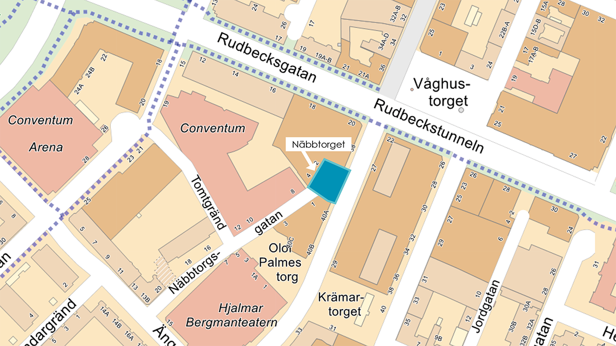 Karta över centrala Örebro som visar området kring Näbbtorget och Olof Palmes torg. En byggnad markerad i blått ligger i hörnet vid Olof Palmes torg, nära Rudbecksgatan, Tomtebogatan och Krämartorget, med intilliggande platser som Conventum och Hjalmar Bergmanteatern utmärkta.
