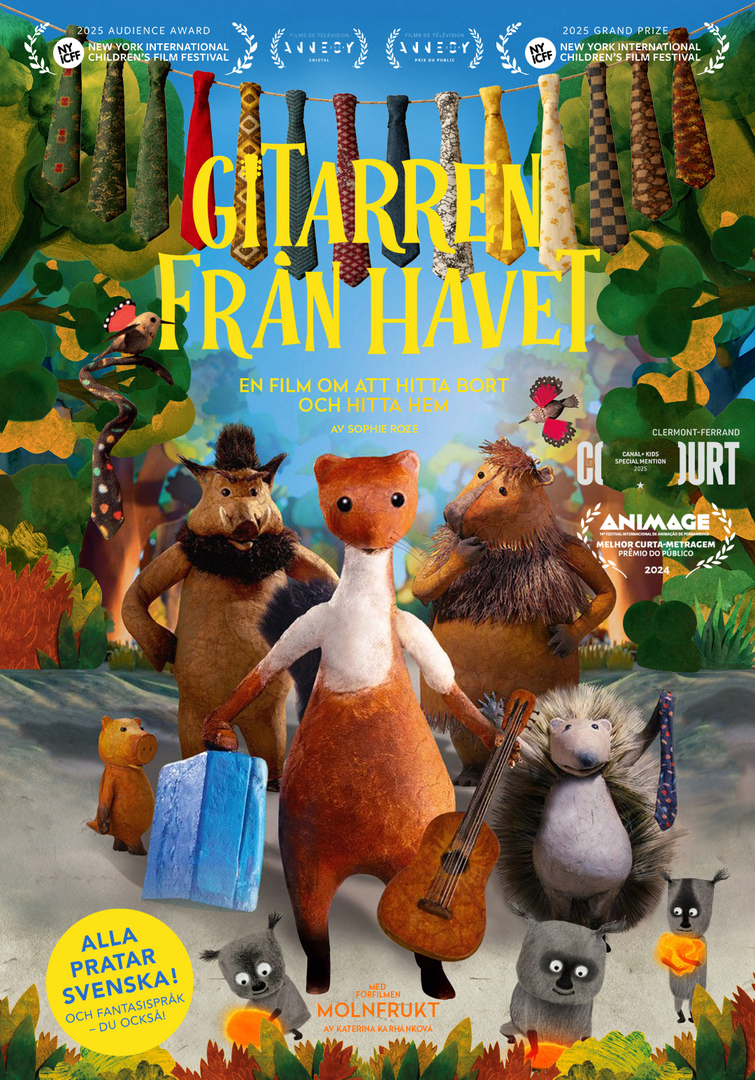 Tre barn och en äldre man står framför en skylt med texten Coco farm i en lada.