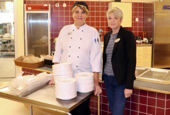 Susanne Andersson, kökschef, och Anna Andersson, rektor
