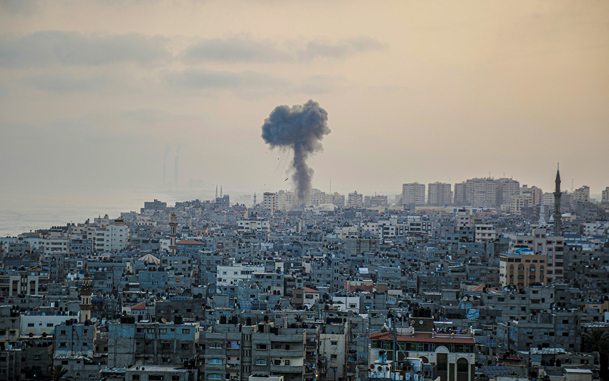 En stad i Gaza där en bomb fälls i horisonten. 