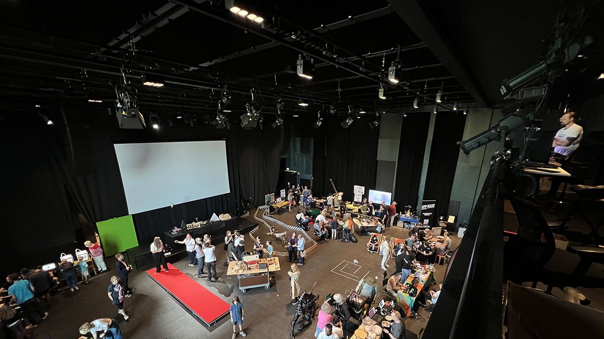 Mässhall med runway under Maker Faire, till höger skymtar teknikläktaren. Foto: Karin Wilkens.