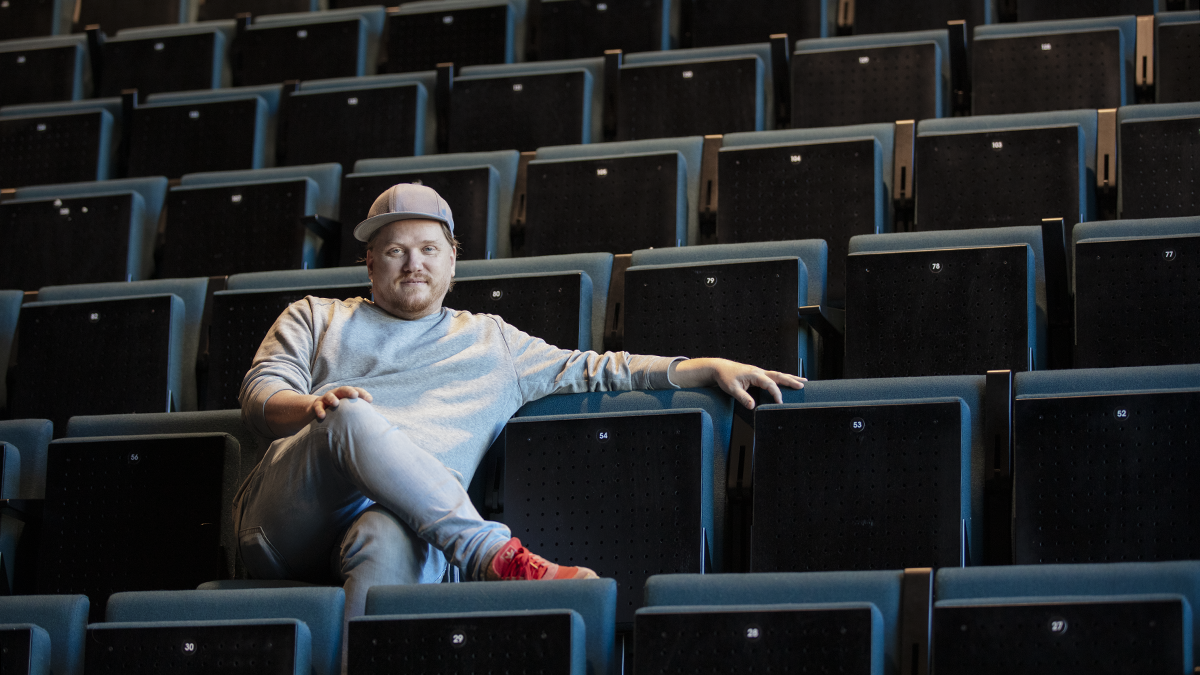 Vår produktionsledare Jesper provsitter läktaren i Volymen. Foto: Karin Wilkens.