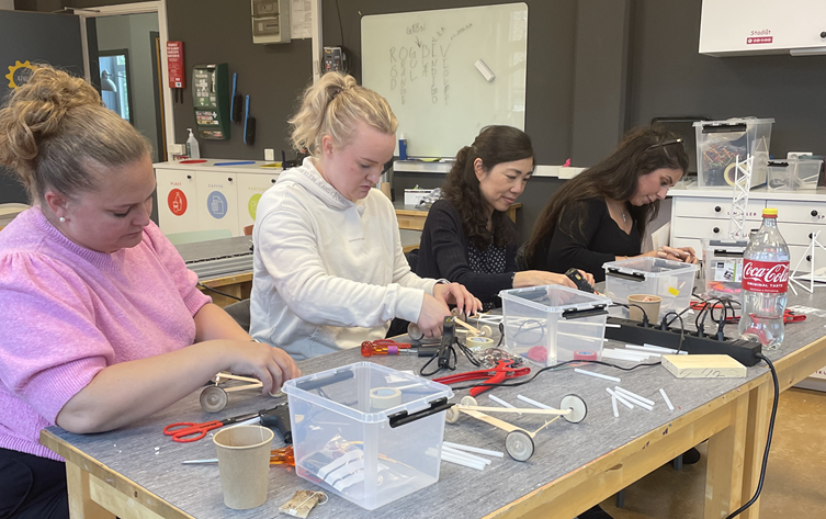 Bild på pedagoger som jobbar med teknik