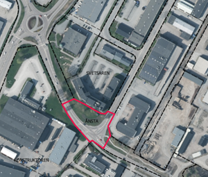 Flygbild över ett industriområde med flera byggnader och vägar. En rondell syns i det övre vänstra hörnet. Bilden är märkt med områden som "Svetsaren", "Ånsta" och "Konstruktören". Området "Ånsta" är markerat med en röd kontur.