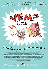 Tre barn och en äldre man står framför en skylt med texten Coco farm i en lada.