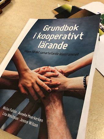 Bilden föreställer en bok som heter Grundbok i kooperativt lärande.