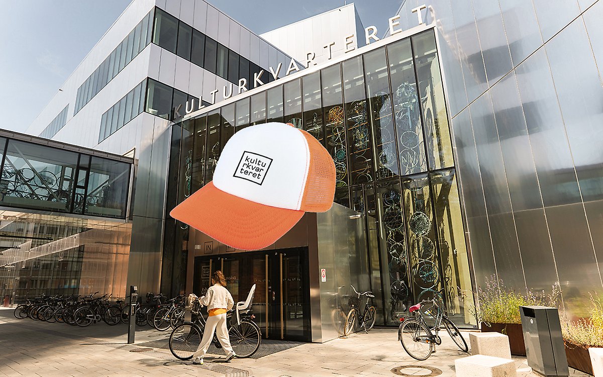 Kulturkvarterets entré med en inmonterat orange keps på taket